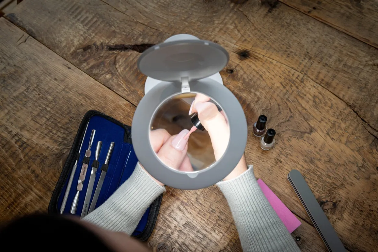Daylight Company Halo Go 2, Portable Rechargeable Magnifying Lamp - U25400
